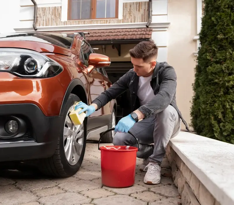Lavage auto à domicile Jujols : professionnel intervenant sur un véhicule